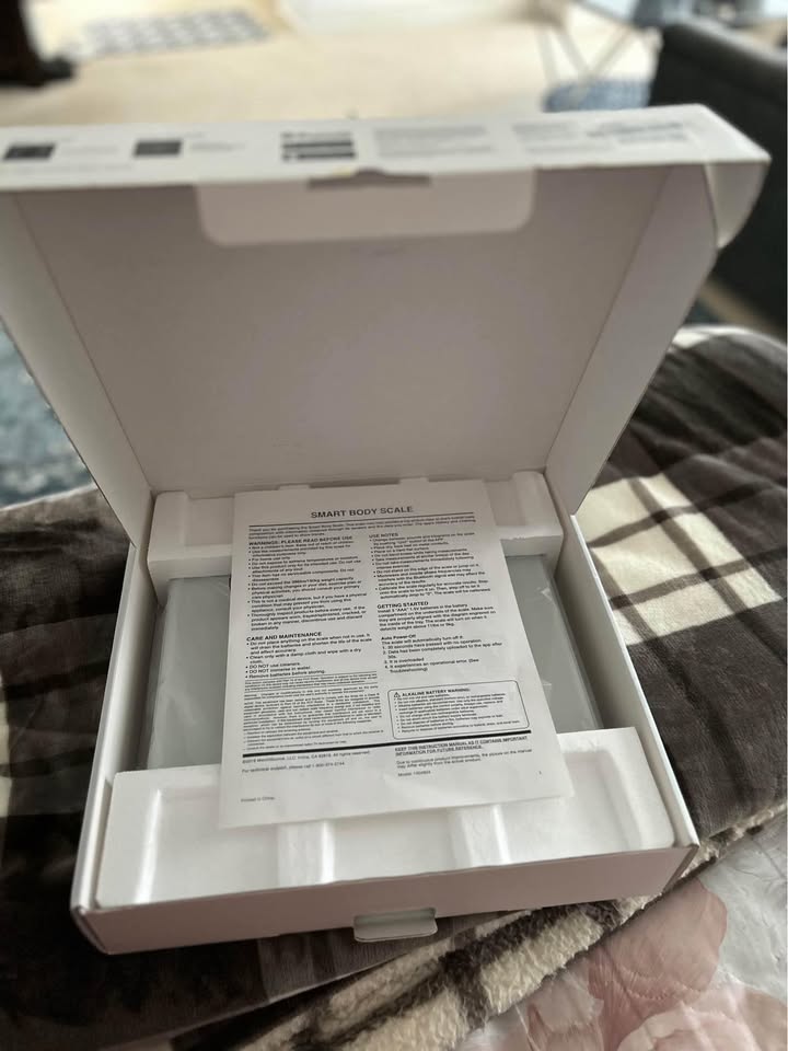 Smart body scale (Sharper Image)