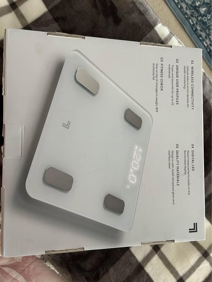 Smart body scale (Sharper Image)