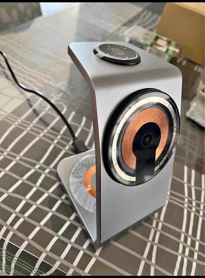 Brand new 3 in 1 charging station (phone + earbuds + watch)