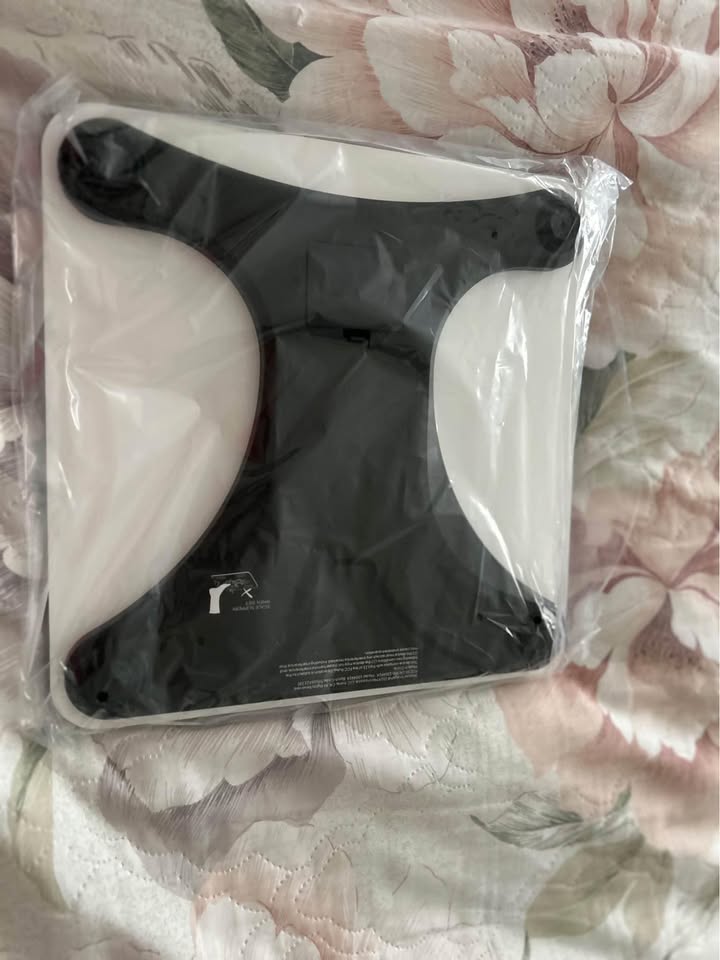 Smart body scale (Sharper Image)